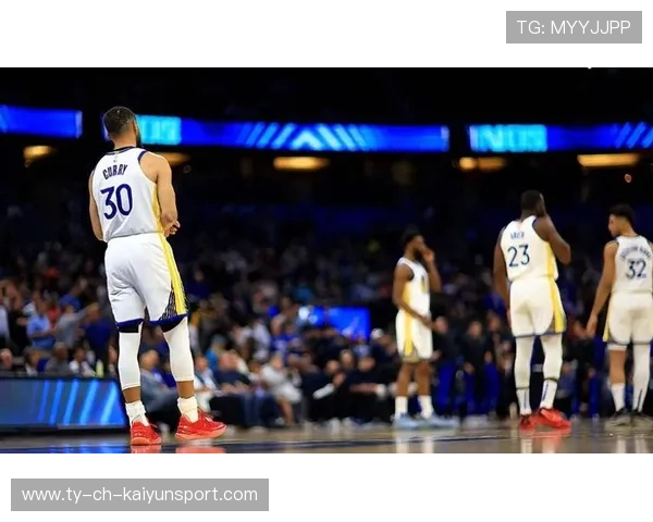 勇士大胜雷霆，季后赛首轮中库里三分雨不断，勇士vs雷霆 库里最经典的比赛