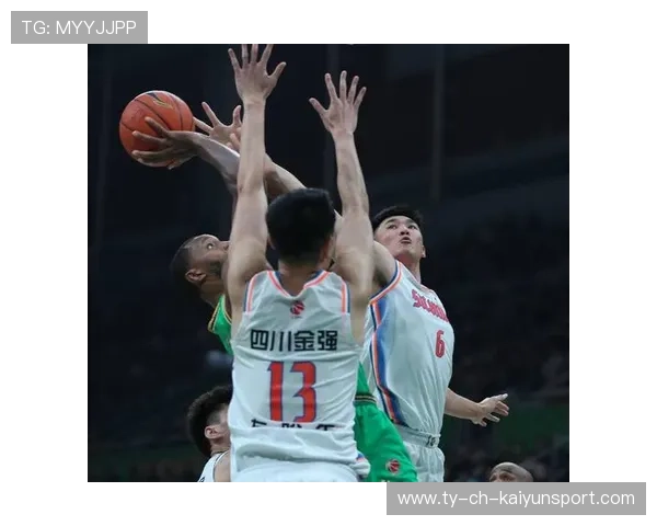 四川金强战术调整助力球队取胜，四川金强队员